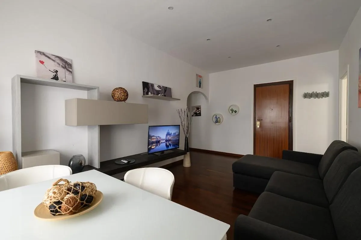Banksy Inspired Rome Apartment - Colli Albani