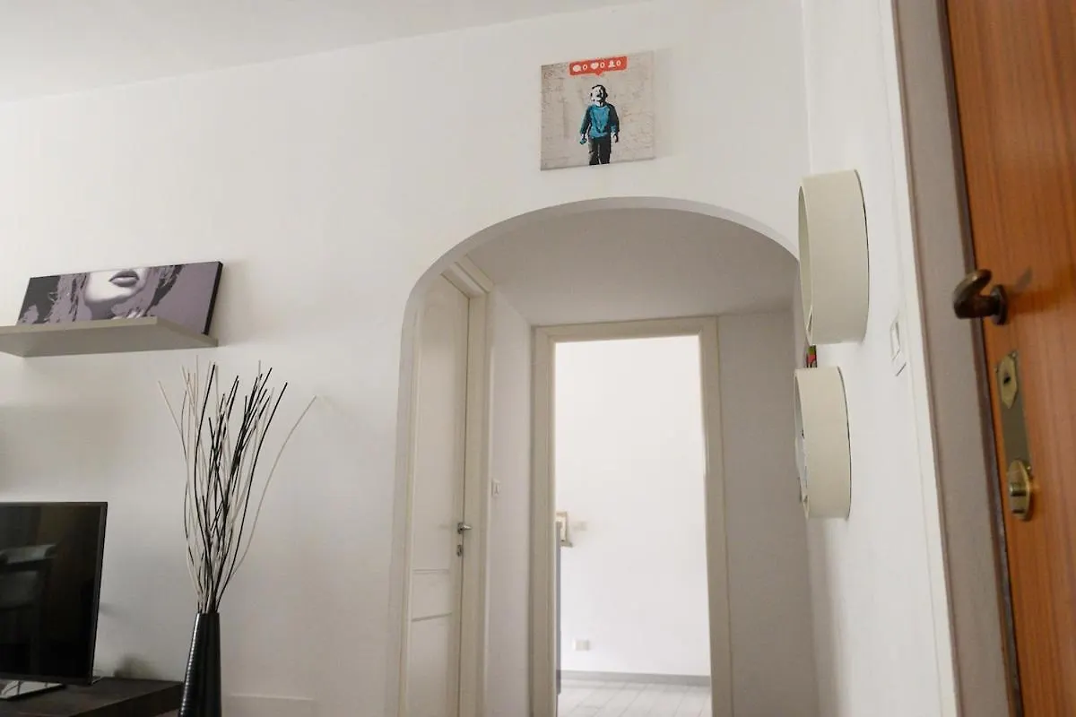 Banksy Inspired Rome Apartment - Colli Albani Italy